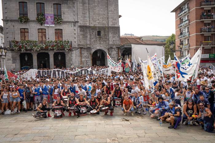 Festa-giro goria piztu du La 73 1755257085880