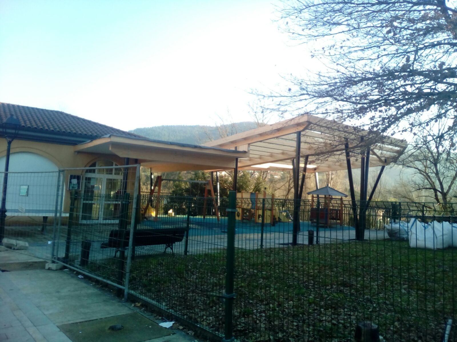 Estali dute herriko plazako jolas-parkea