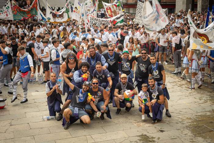 Festa-giro goria piztu du La 74 1755257087516