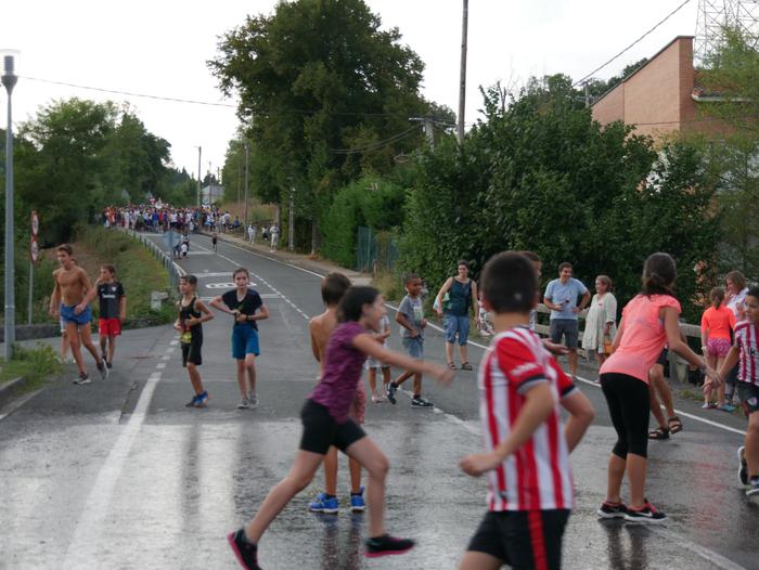 Ura eskatzen zeharkatu dute  2 1536436209635