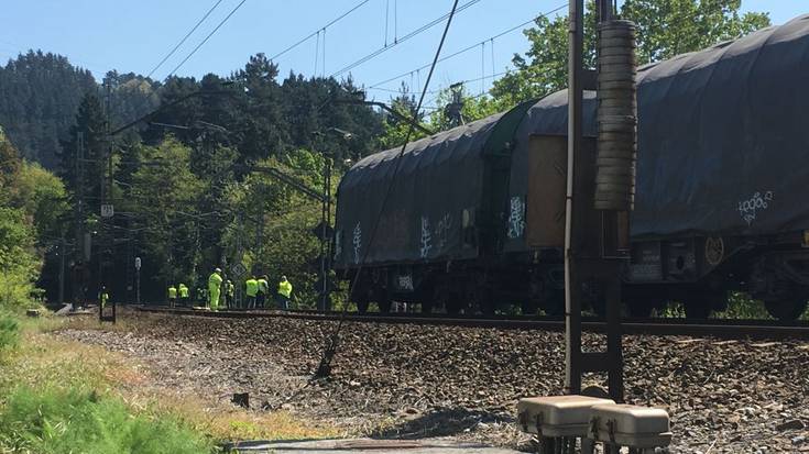 Berrezarri dute tren zerbitzua, goizetik moztuta egon ostean