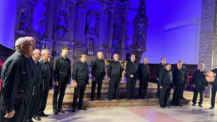 Santa Lucia abesbatzaren emanaldia: "Hemen gaude"