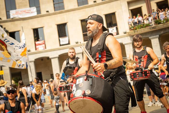 Festa-giro goria piztu du La 69 1755257072446