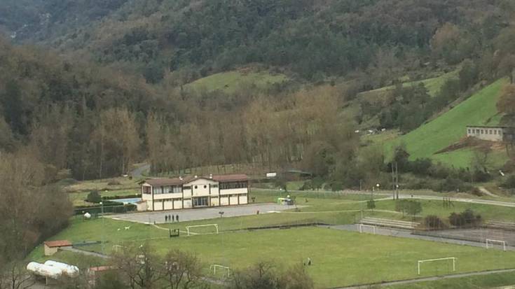 Kirol Guneko futbol zelaia argiztatu dute gauez erabiltzeko