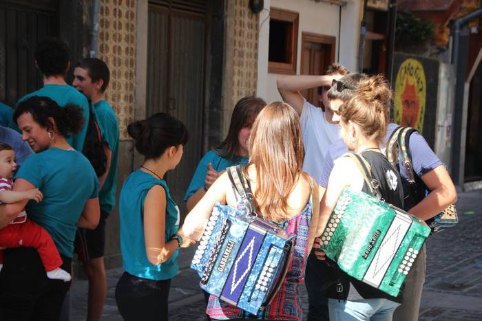 Gazte ugari batu zituen Inde 29 1508073926225