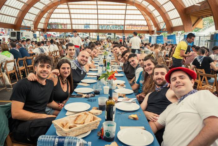 Ehunka lagun bildu dituzte j 111 1757018646327