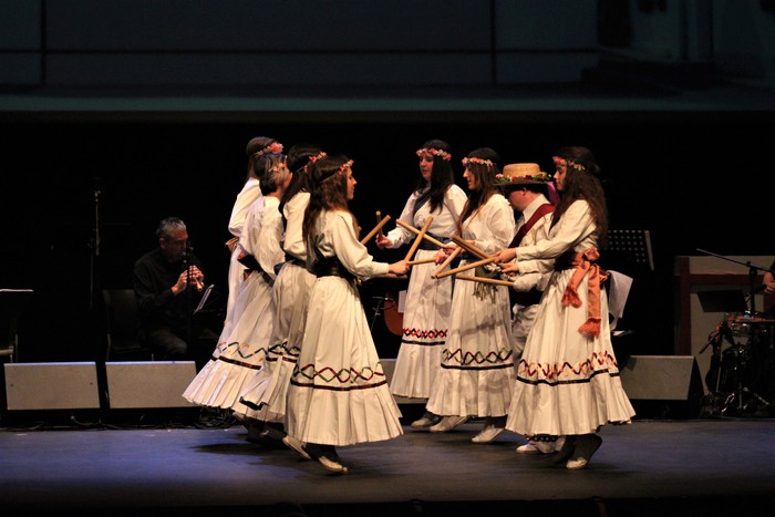 Eskualdeko ehundik gora dantzari eta musikarik koloreztatu zuten Amurrio Antzokiko oholtza - 105