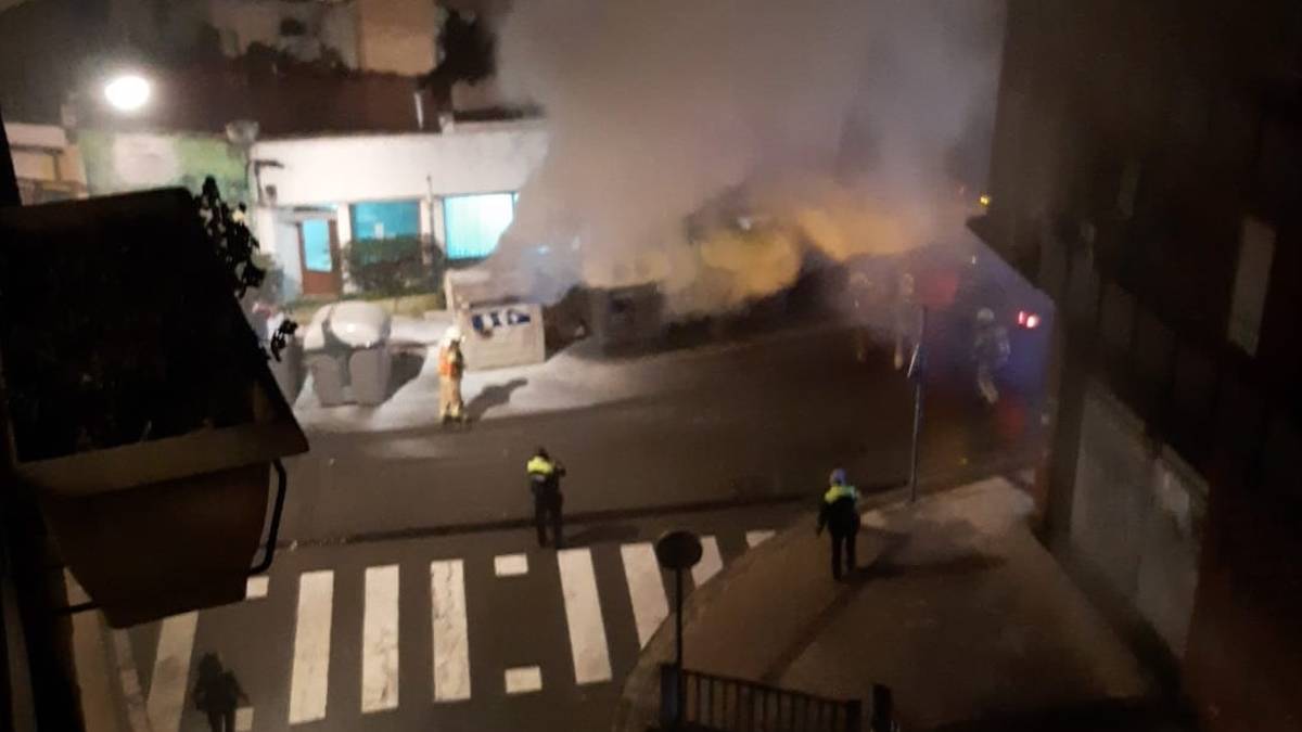 Edukiontzi batek su hartu du Laudioko Motxotekale bidean