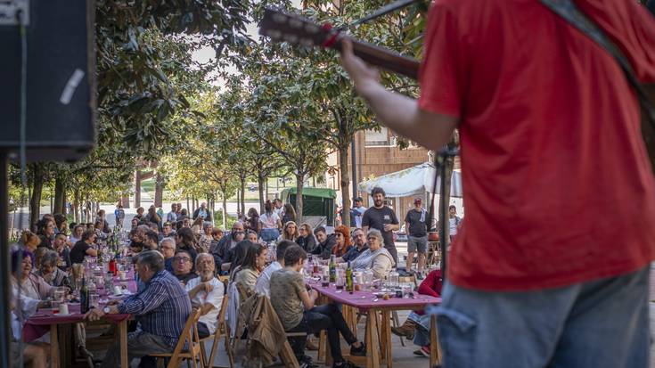 Jendetza animatu zen parte hartzen Txokogorriren 40. urteurreneko jaian