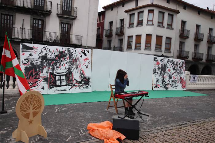 Ehundik gora lagun bildu dir 40 1601292651943