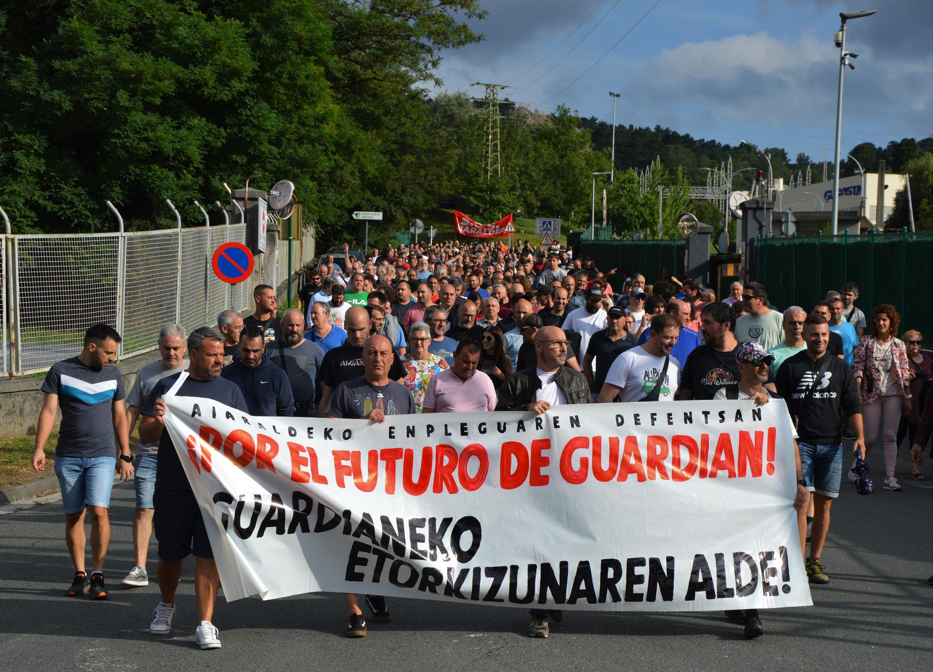 Greba mugagabea abiatuko dute Guardianen, lantegiko labea itzali ez dadin