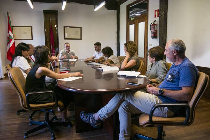 Apurka apurka herria egiten