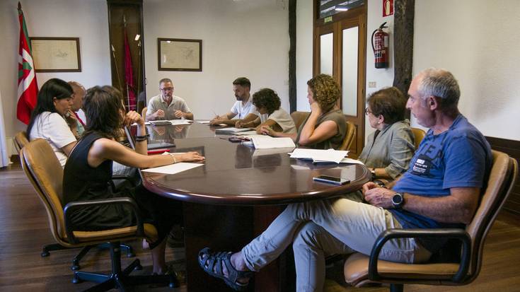 Apurka apurka herria egiten