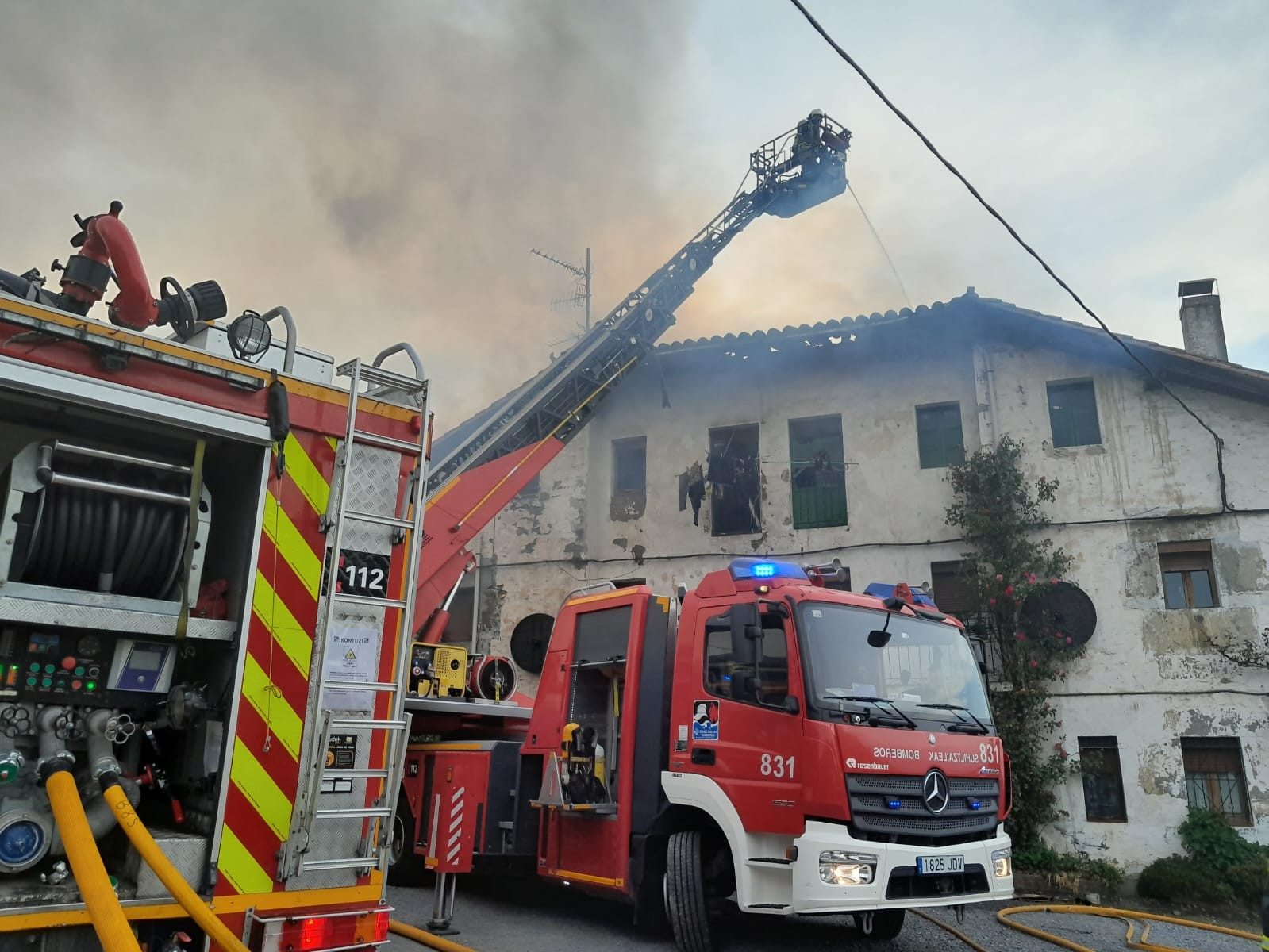 8 pertsona atera behar izan dituzte sua hartu duen Amurrioko etxetik, baina ez da zauriturik egon