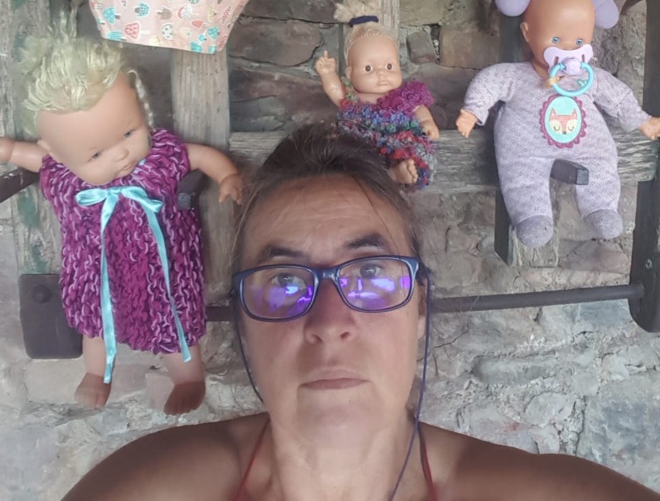 “Beti izan dut nire familian haur lapurtu bat zegoenaren susmoa, horregatik egin dut erakusketa”