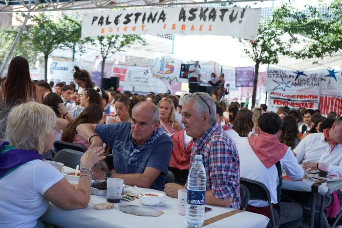 Jendetza batu da kuadrillen  79 1756403671017