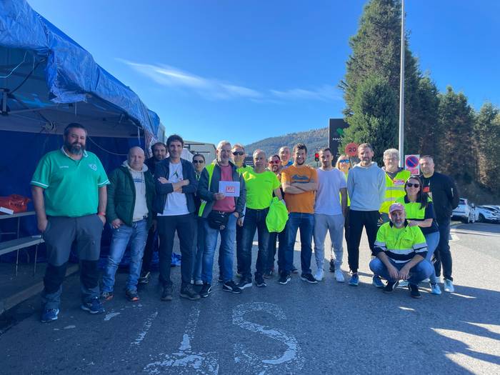 Tubos Reunidoseko langileek ekarpena egin diote Maderas de Llodioko erresistentzia kutxari