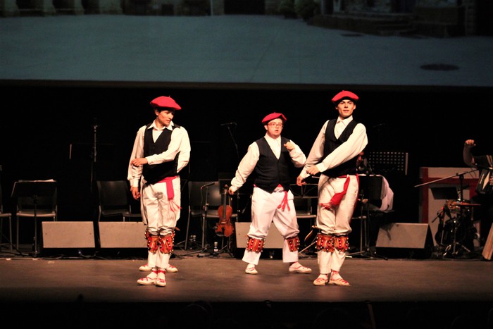 Eskualdeko ehundik gora dantzari eta musikarik koloreztatu zuten Amurrio Antzokiko oholtza - 127