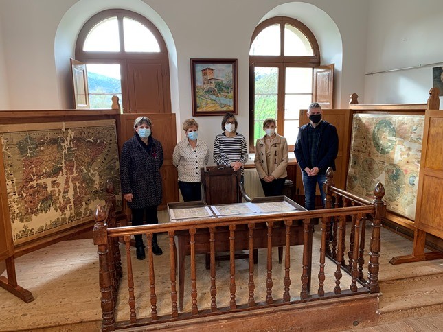XIX. mendeko sei mapa dauzkaten Lantenoko eskoletako bi altzari zaharberritu dira