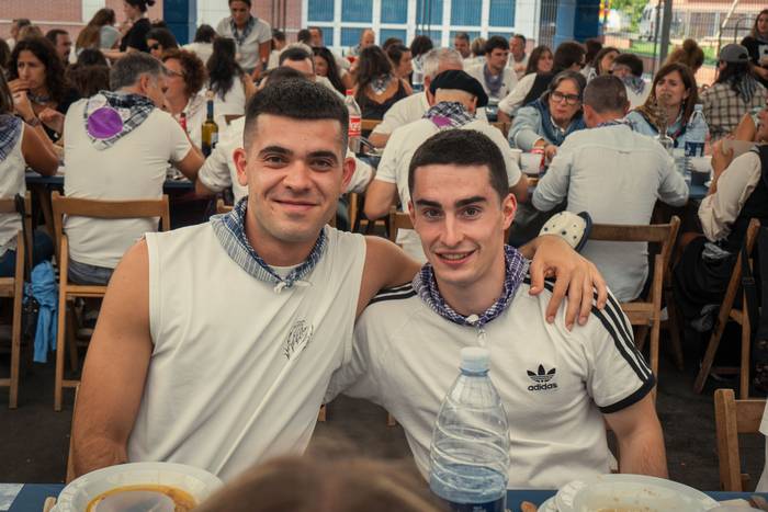 Ehunka lagun bildu dituzte j 80 1757018547555