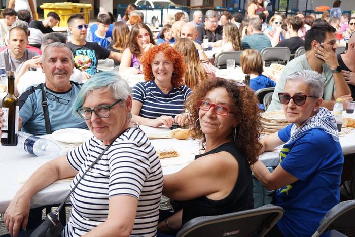 Ehunka lagun bildu ditu Lati 27 1758394283053