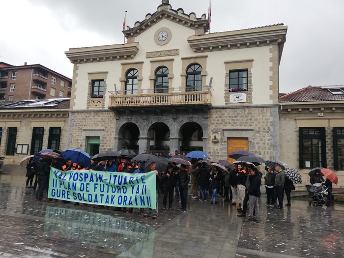 Lantegiaren egoera salatzeko bigarren elkarretaratzea egin dute Valvospain-Ituarteko langileek