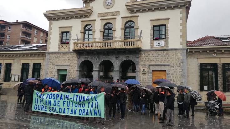 Lantegiaren egoera salatzeko bigarren elkarretaratzea egin dute Valvospain-Ituarteko langileek