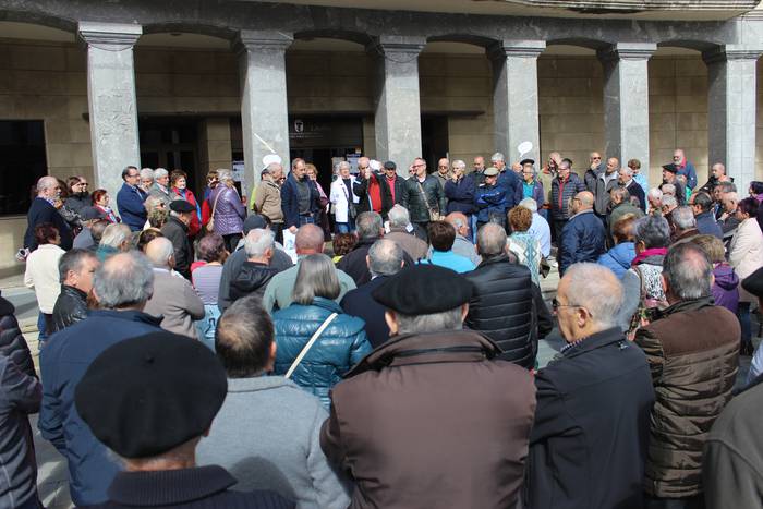 Aiaraldeko plazak bete dituz 7 1520881128476