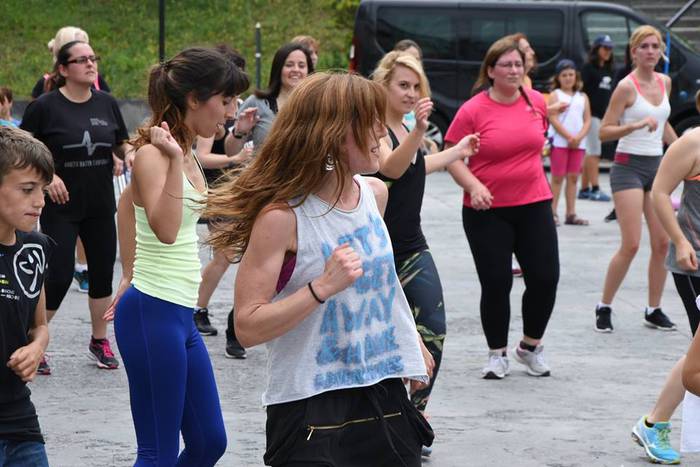 Zumba dantzatzeko elkartu zi 21 1498479777402