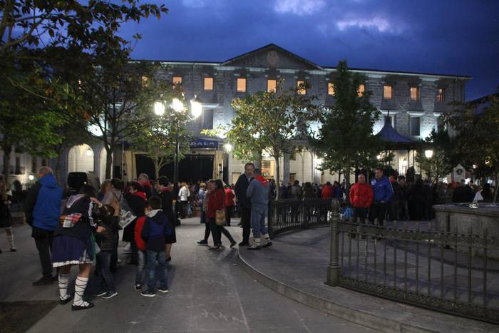 Suziriarekin batera piztu di 22 1525521112604