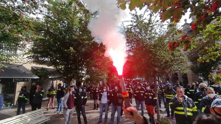 Tubacexeko grebalariek Eusko Legebiltzarraren aurrean antolatu dute protesta berriro