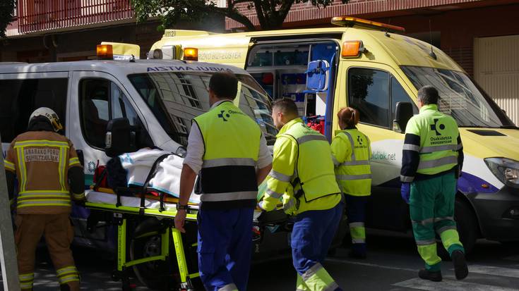 Auto batek oinezkoa harrapatu du Virgen del Carmen kalean