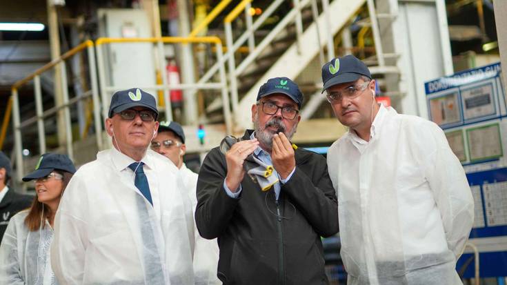 Ramiro Gonzalez Arabako Ahaldun Nagusiak eta Mikel Jauregi Eusko Jaurlaritzako Industriako sailburuak Laudioko Vidrala lantegia bisitatu dute