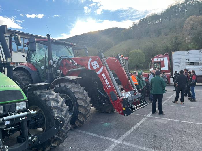 "Traktorada" egin dute Artzi 12 1768766465542