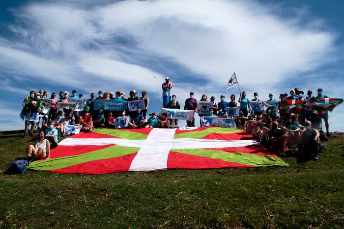 Dozenaka lagun igo dira esku 65 1620624417436