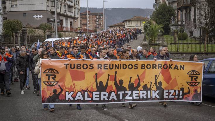 Lantegitik Amurrioko udaletxera martxa egin dute Tubos Reunidoseko langileek