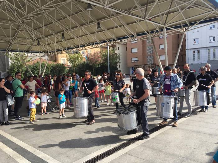 Ehunka dantzari eta ikusle b 19 1524460885619