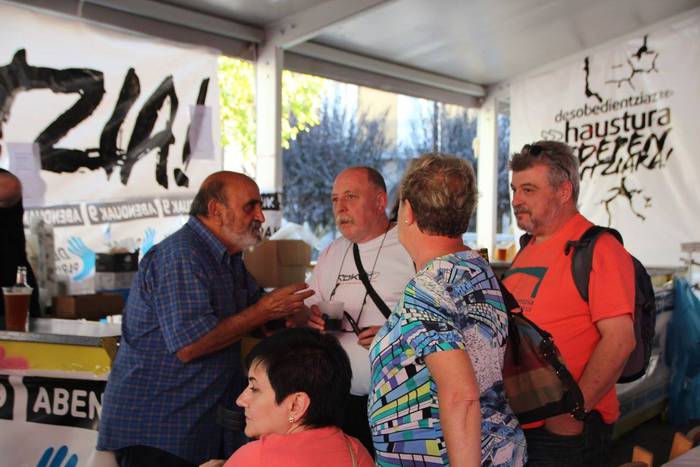 Gazte ugari batu zituen Inde 8 1508073794682