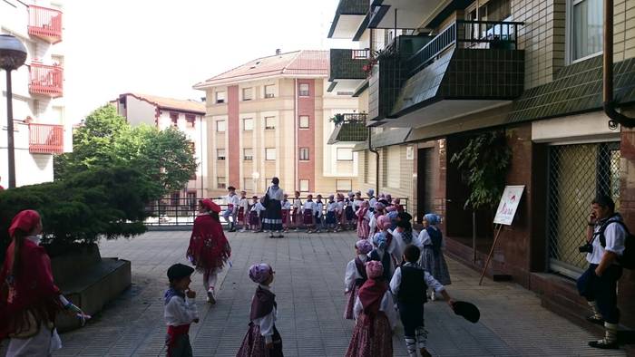 Dantza taldeak izan dira Eus 242 1496145895882