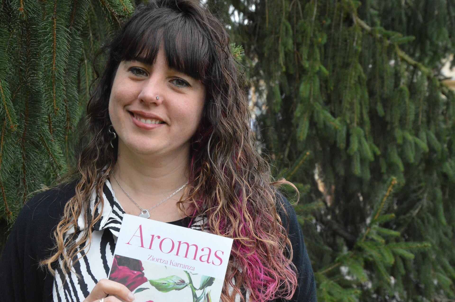 “Esku-hartze terapeutiko potentea egin nuen eta sekulako mina eta amorrua sentitzen nituenez, hasi nintzen idazten”