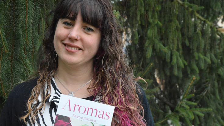 “Esku-hartze terapeutiko potentea egin nuen eta sekulako mina eta amorrua sentitzen nituenez, hasi nintzen idazten”