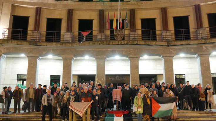 Jende ugari elkartu zen atzo poema palestinarren irakurketan