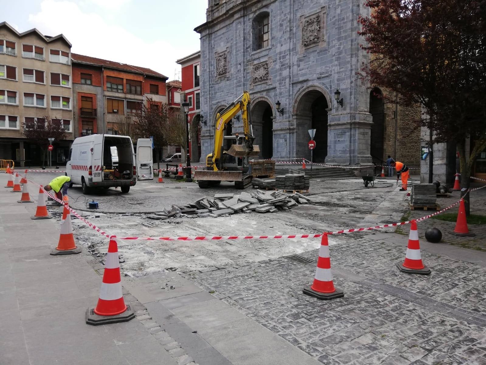 Foru plazako lur zorua konpontzeari ekin diote