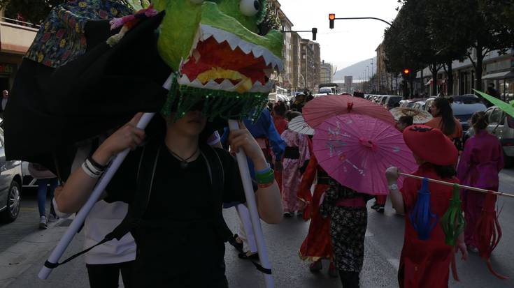 "Munduko kulturak" atera dituzte kalera Ikastolako haurrek, eta Aretako Kultura Etxea zirku bihurtu dute