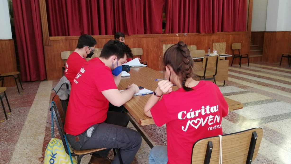Caritasek boluntarioak eskatu ditu adingabeak laguntzeko eskola jardueretan