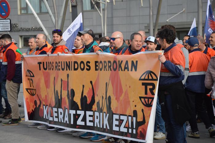 Tubos Reunidoseko langileek  13 1772617471414