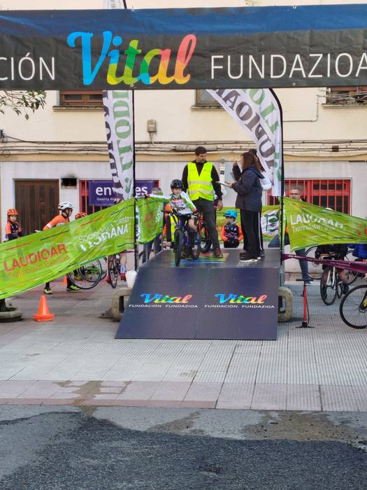 Txirrindulari gazteek erloju 17 1771856160748