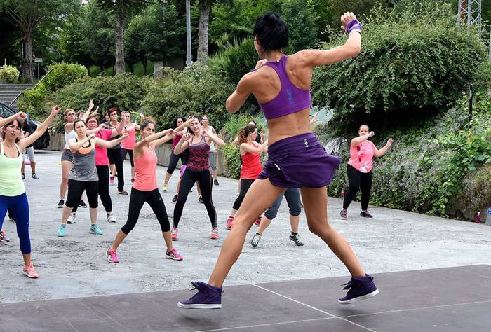 Zumba dantzatzeko elkartu zi 2 1498479649035