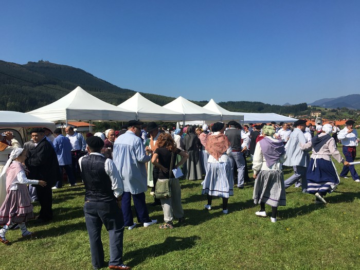 300 lagunek hartu dute parte Jose Arrueren margolanaren antzezpenean - 22