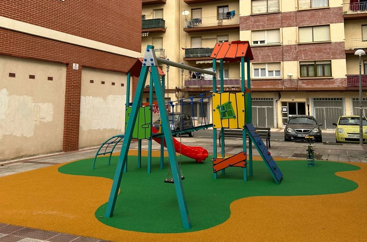 Frontoi alboko parkeko haurren jolastokia berritu du Udalak